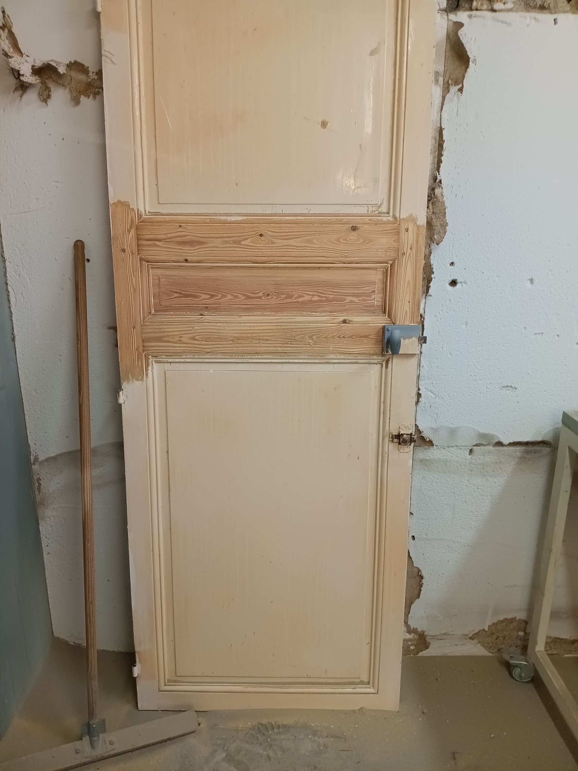 Porte beige pendant un aérogommage