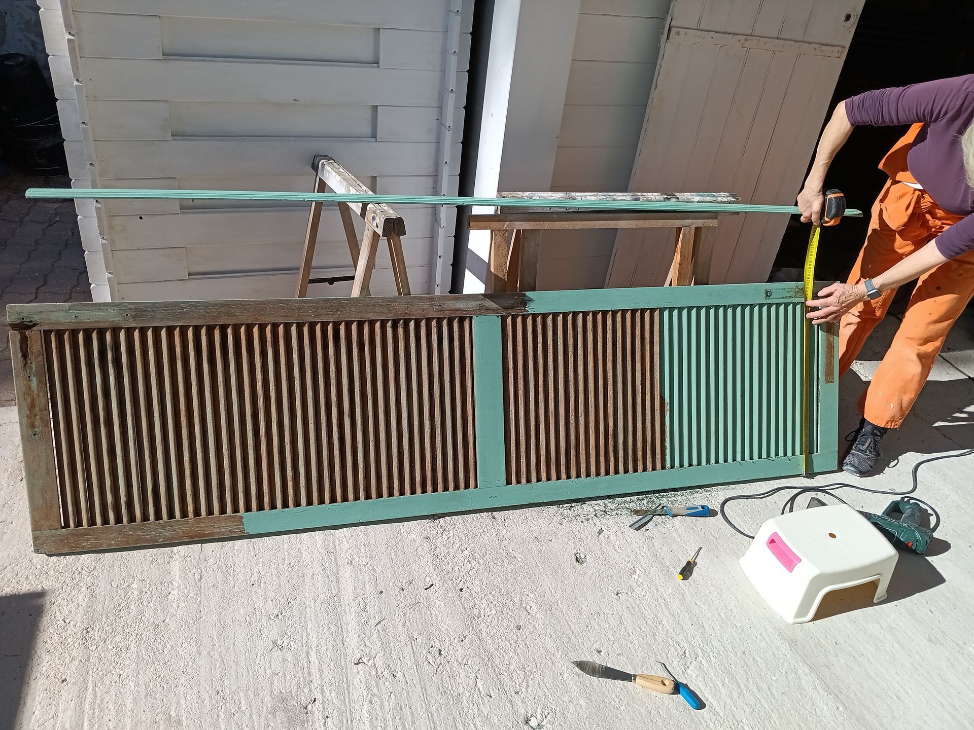 Sablage d'un portail en  bois