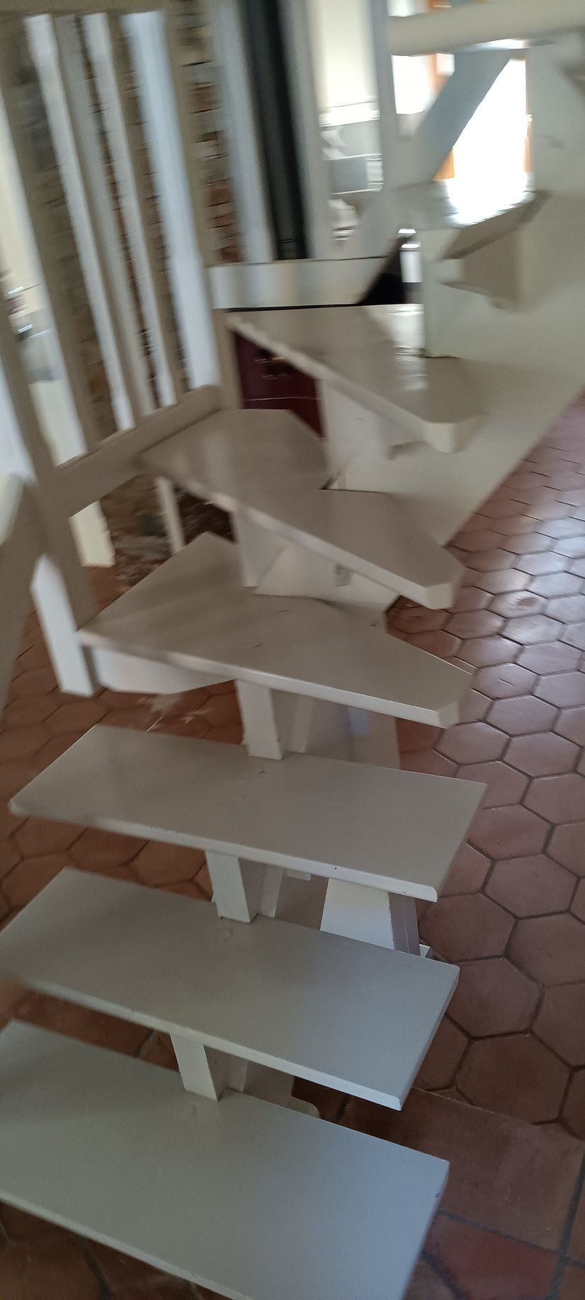 Escalier peint en beige