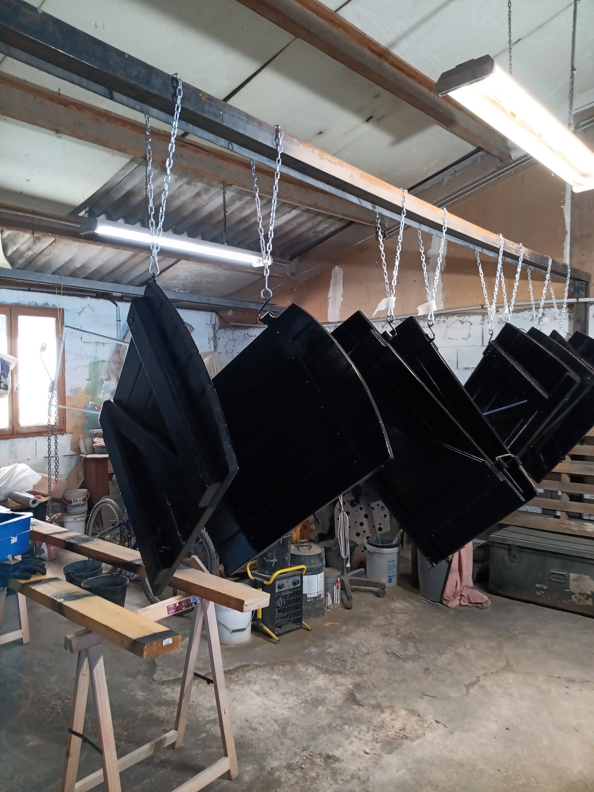 Volets suspendus et peints en noir