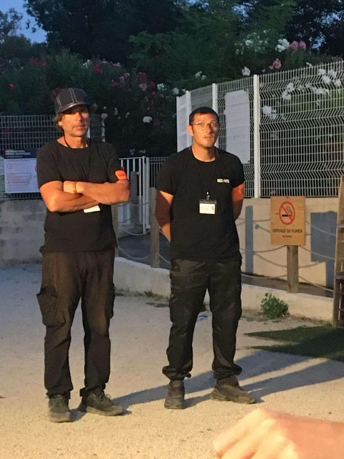 Deux agents de sécurité en extérieur avec un chien