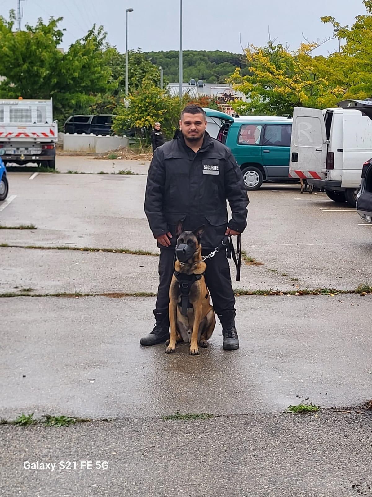 Chien dressé avec son dresseur