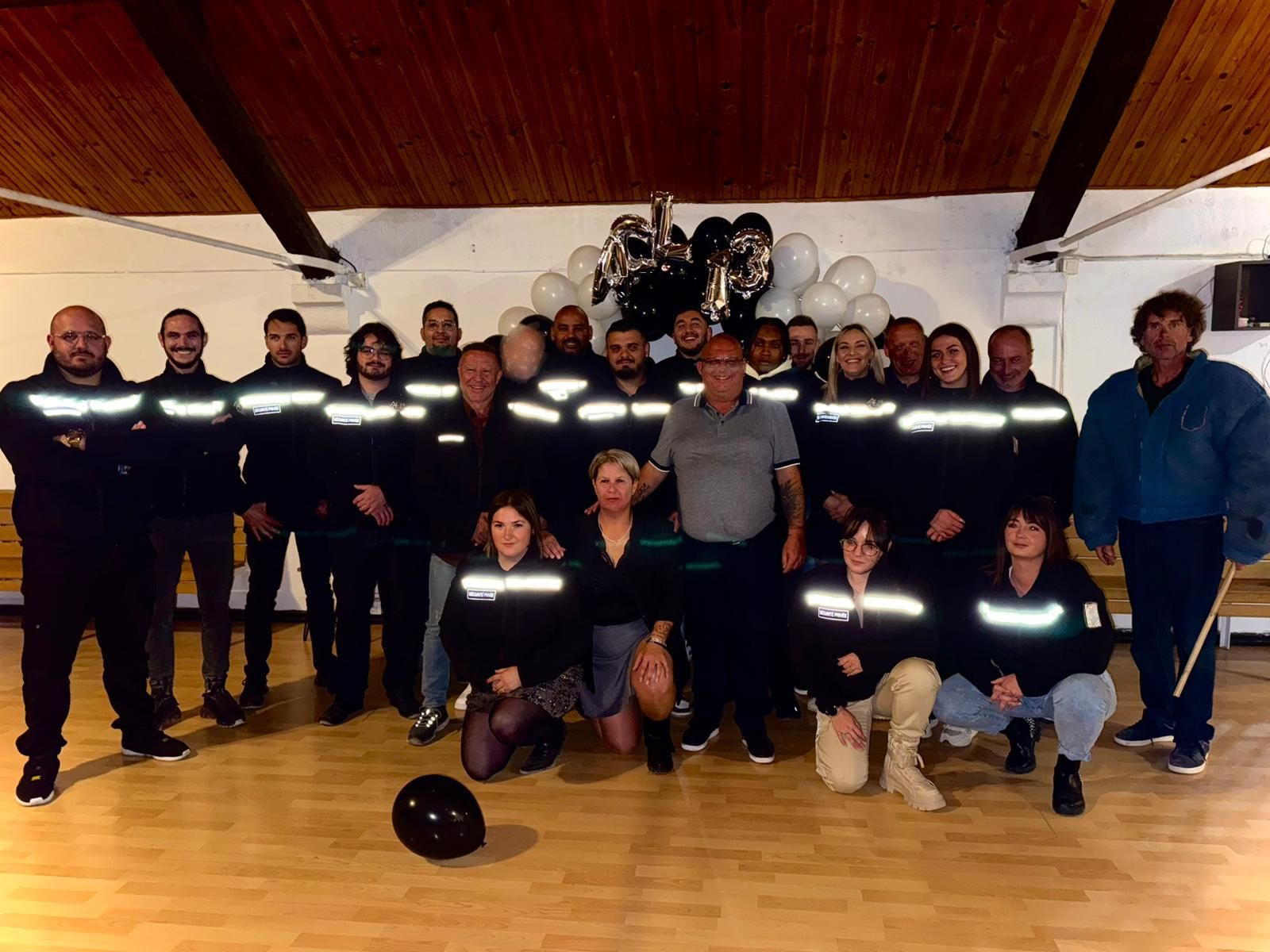 Petit chien trop trop mignon avec ses patounettes