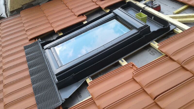 Pose de fenêtre de toit en cours