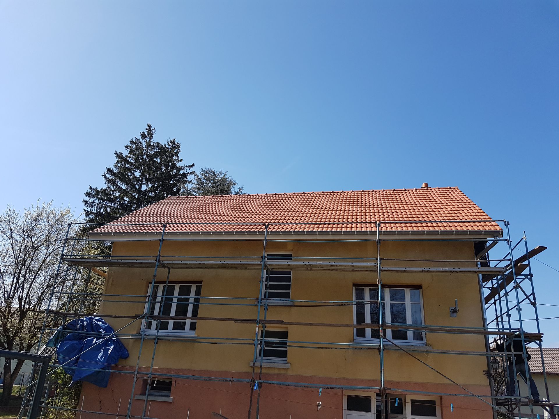 Échafaudage autour d'une maison