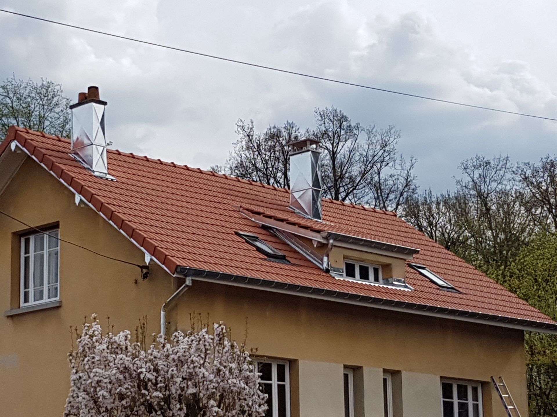 Toiture de maison avec un petit renfoncement
