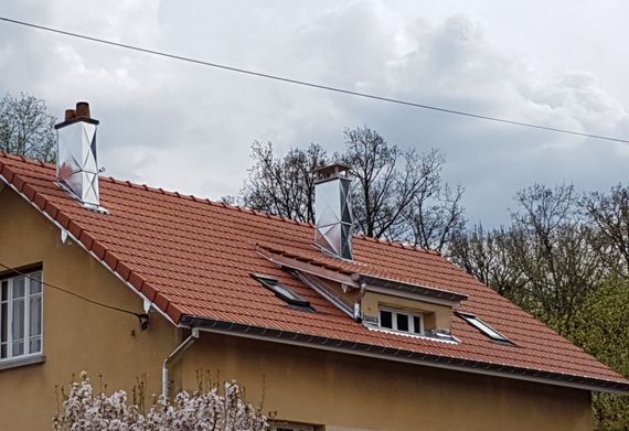 Toiture neuve d'une maison avec des fenêtres de toit