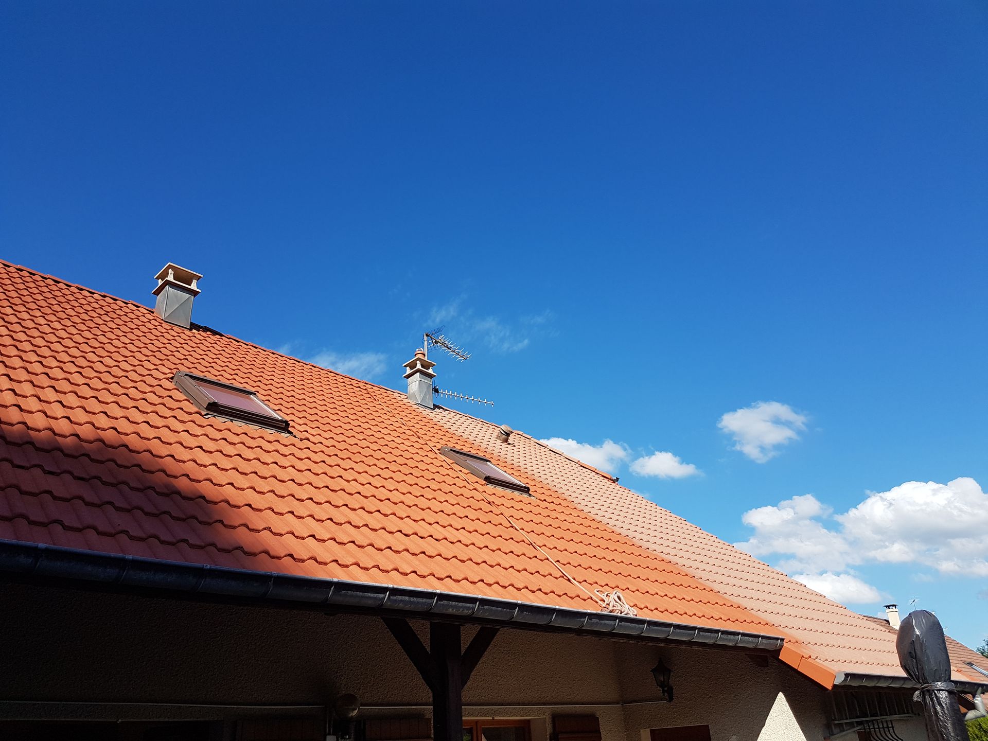 Nettoyage de toiture avec des fenêtres de toit