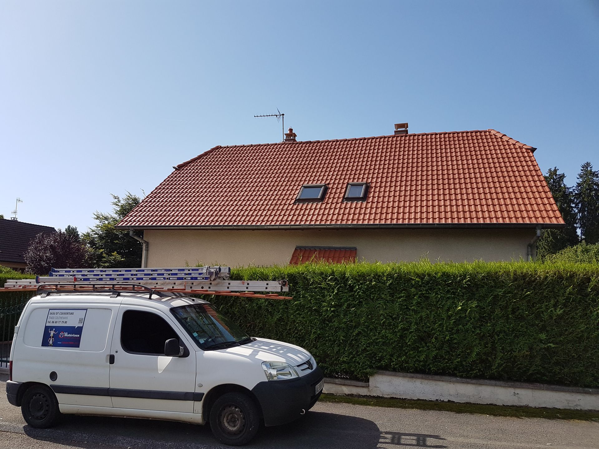 Maison avec toiture neuve et deux petites fenêtres de toit