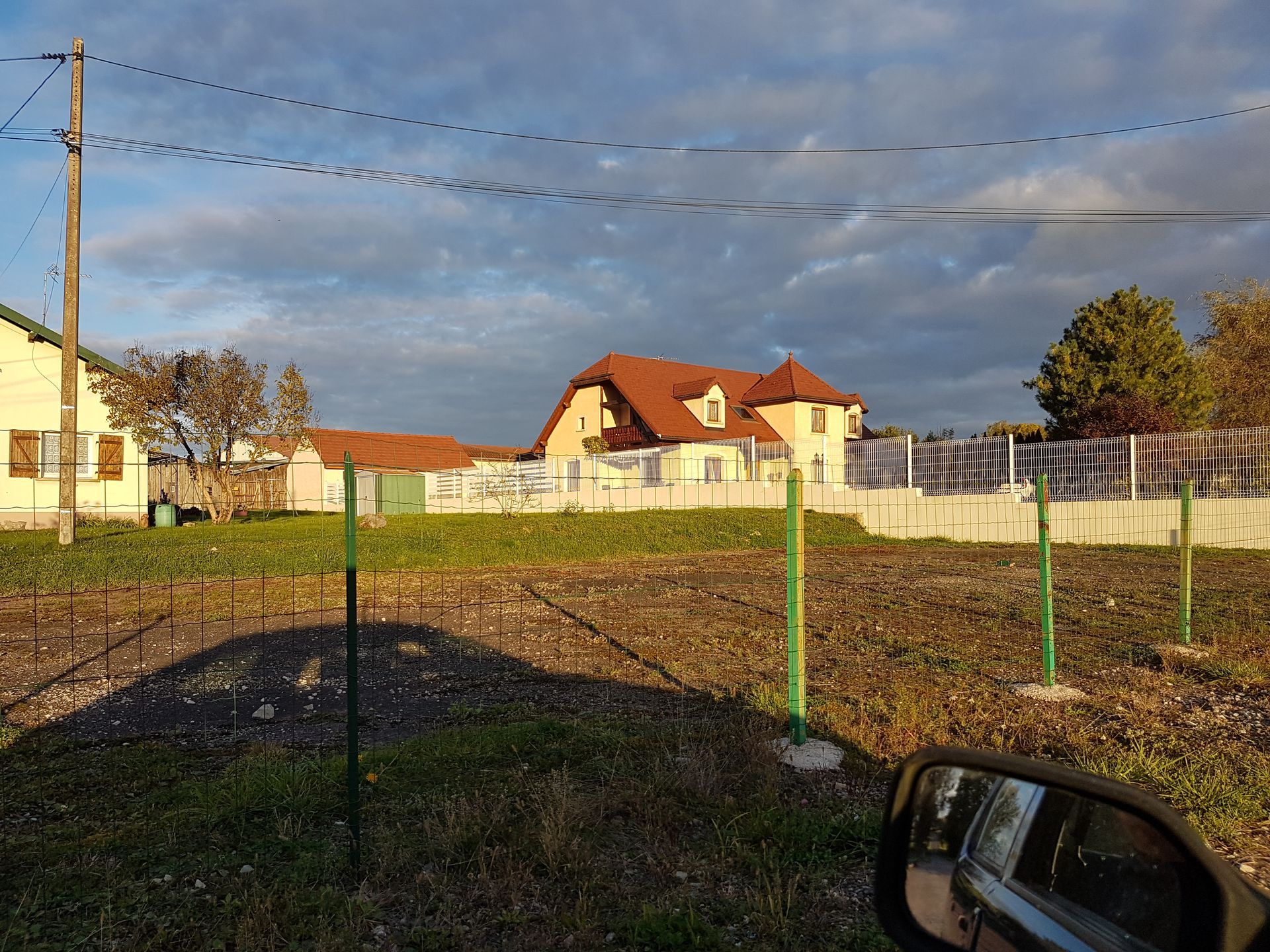 Maison avec toiture neuve vue de loin