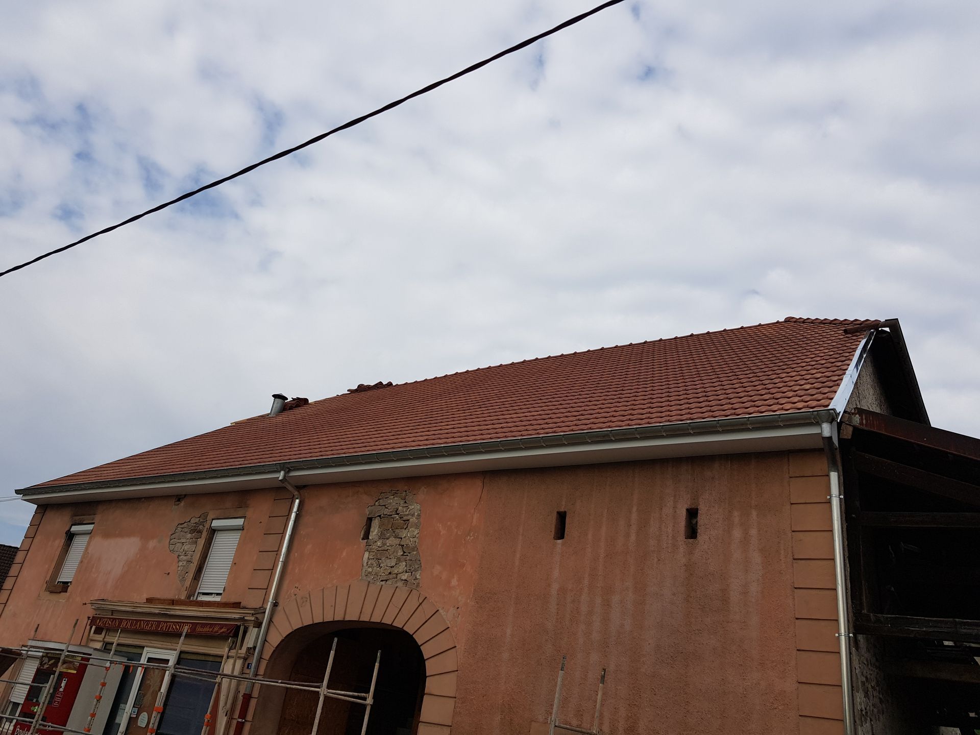 Grande gouttière le long d'une toiture