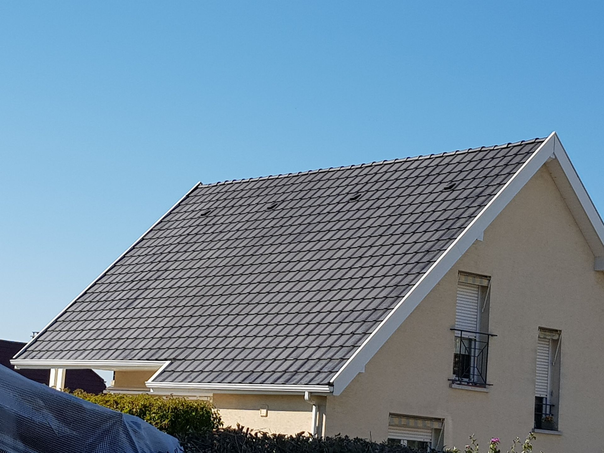 Toiture grise nettoyée