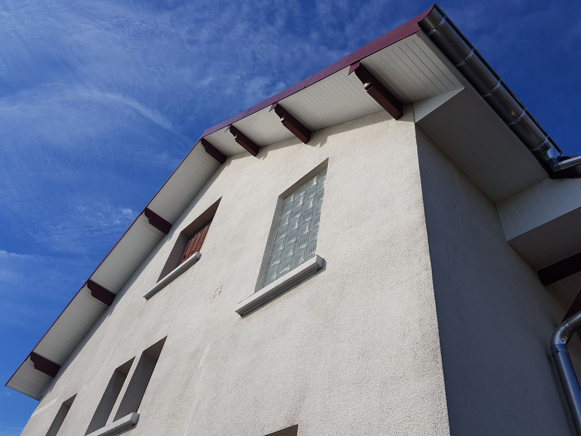 Dessous de toiture blanc