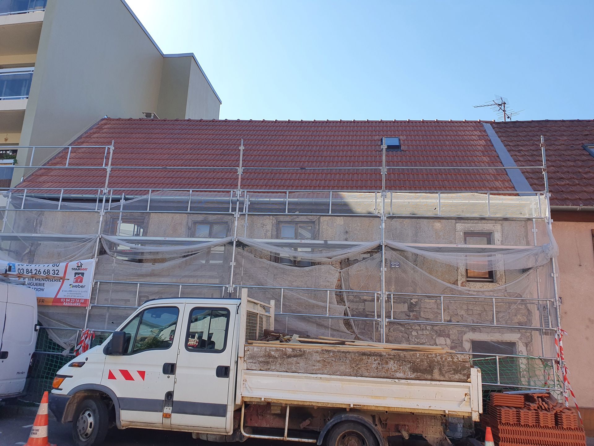 Camion garé devant un échafaudage