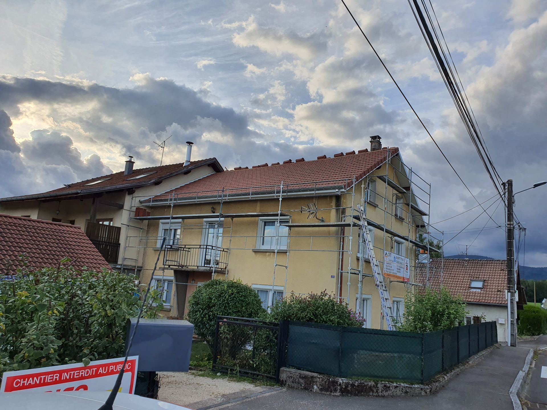 Échafaudage autour d'une maison 2
