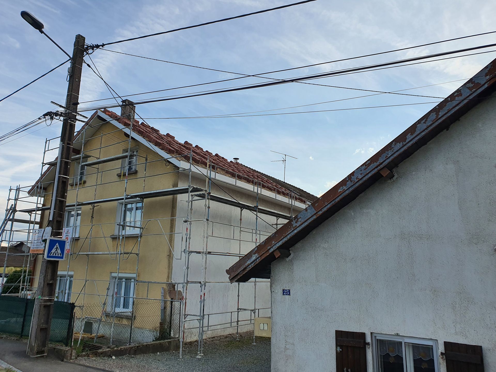 Échafaudage autour d'une maison 1