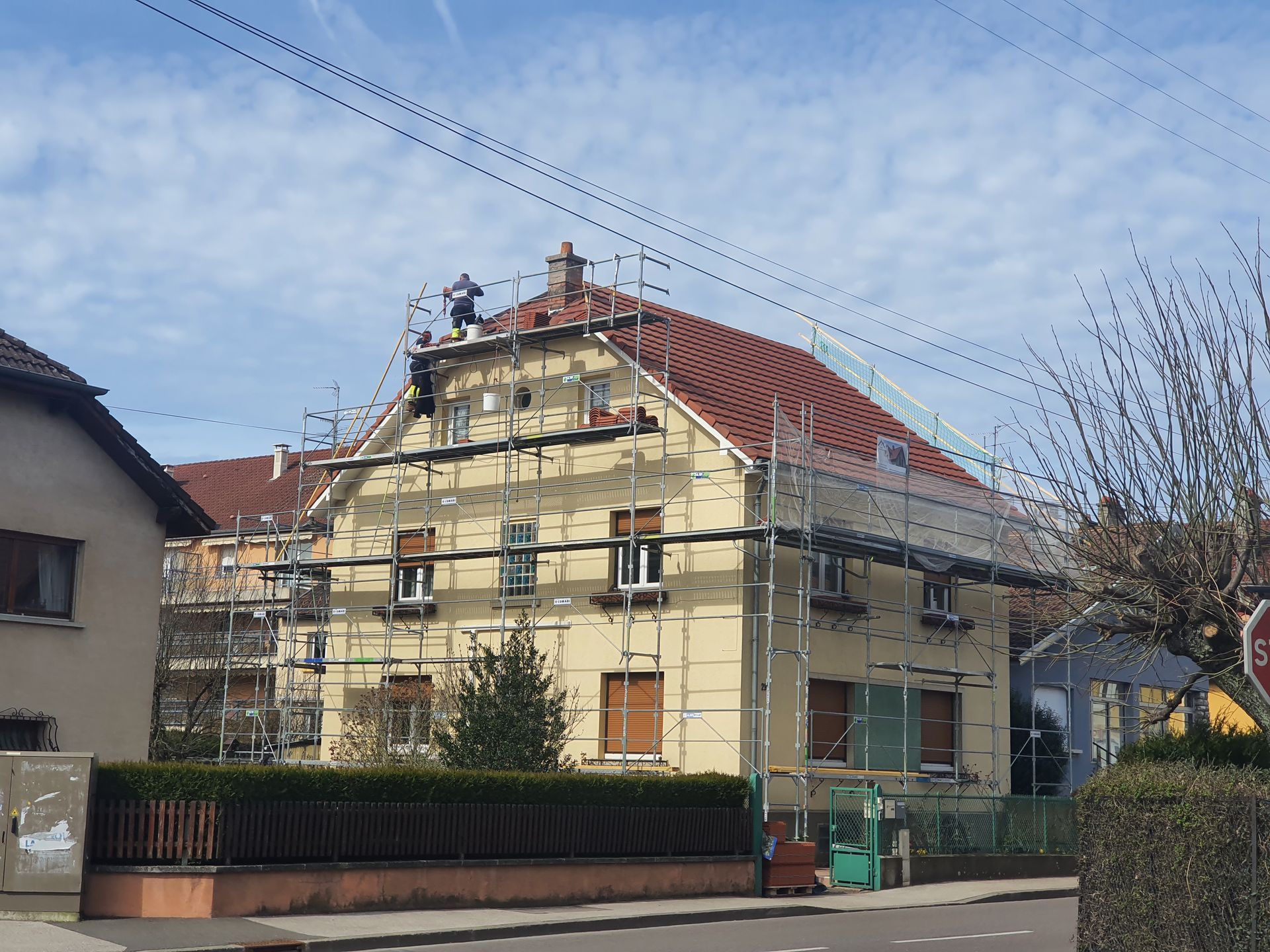 Maison entourée d'échafaudages