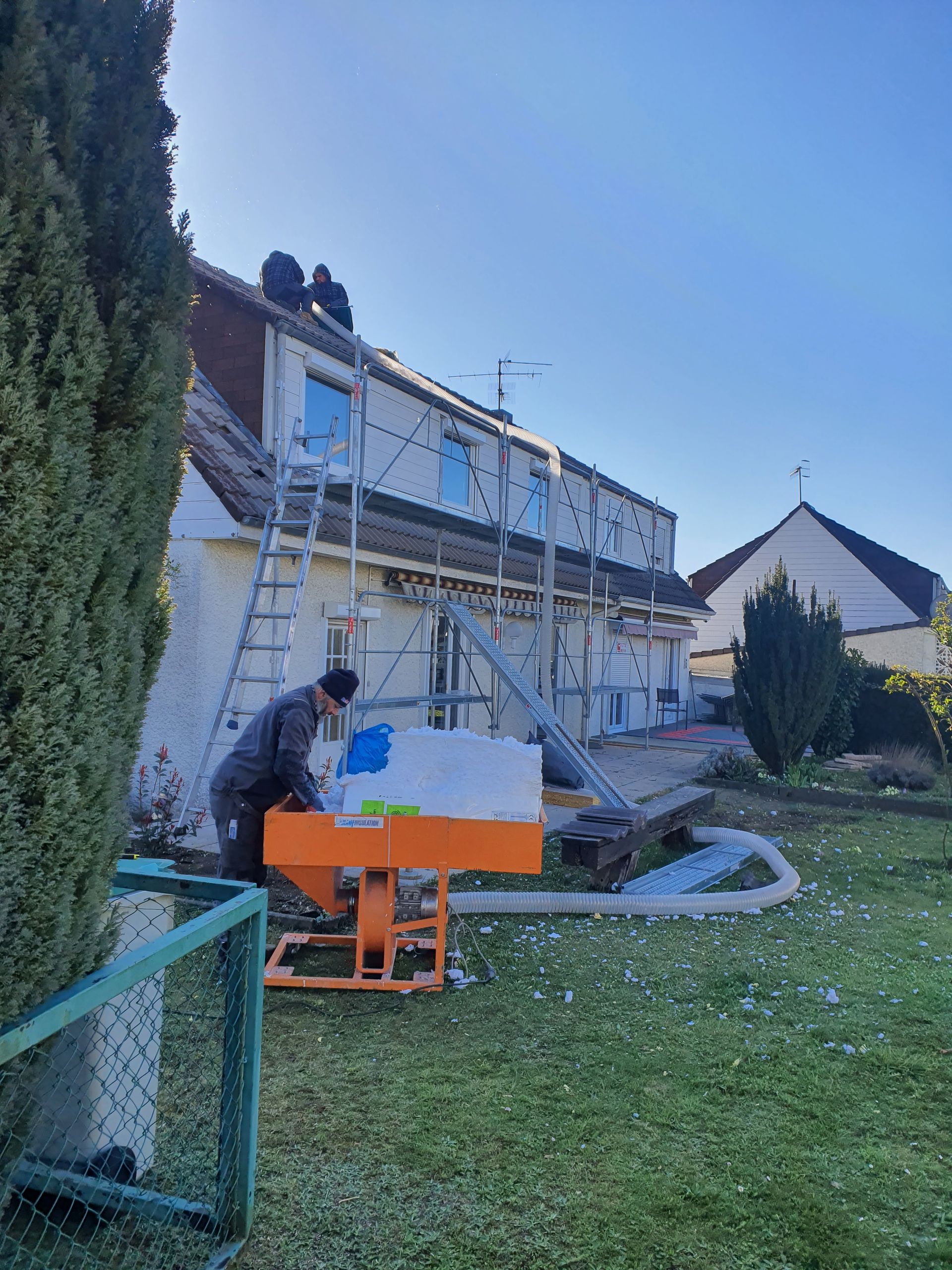 Artisans travaillant sur le chantier d'une maison