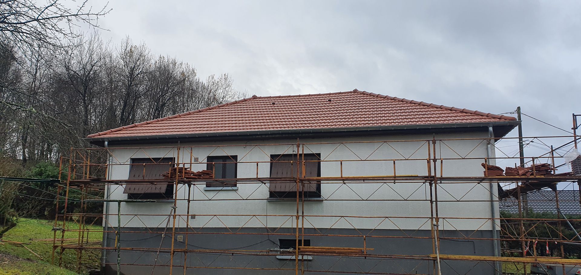 Échafaudage orange autour d'une maison