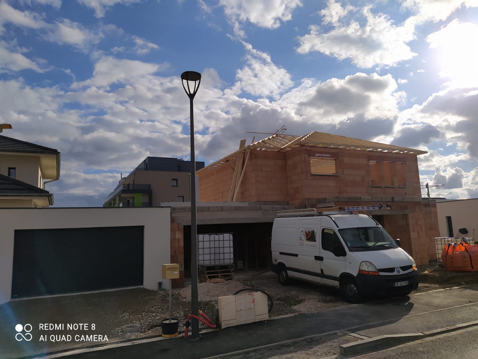 Camion de l'entreprise sur un chantier