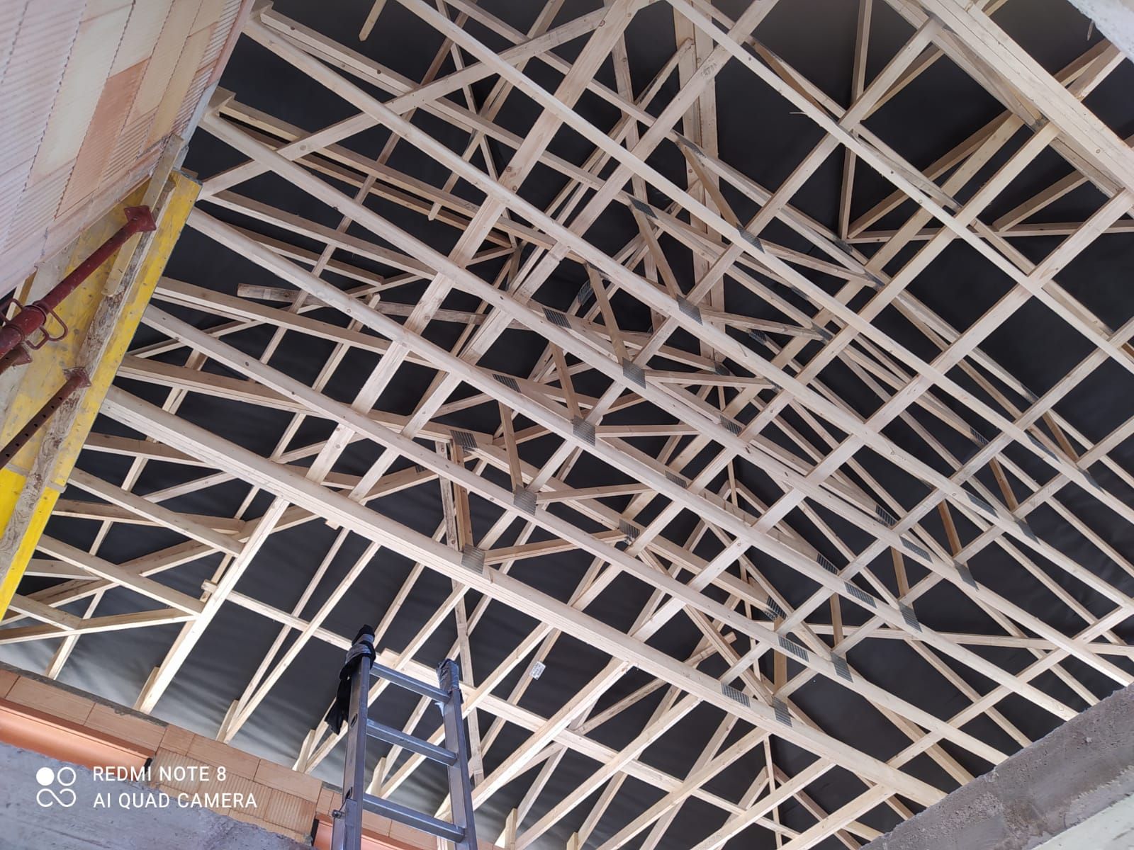 Grande charpente vue du dessous