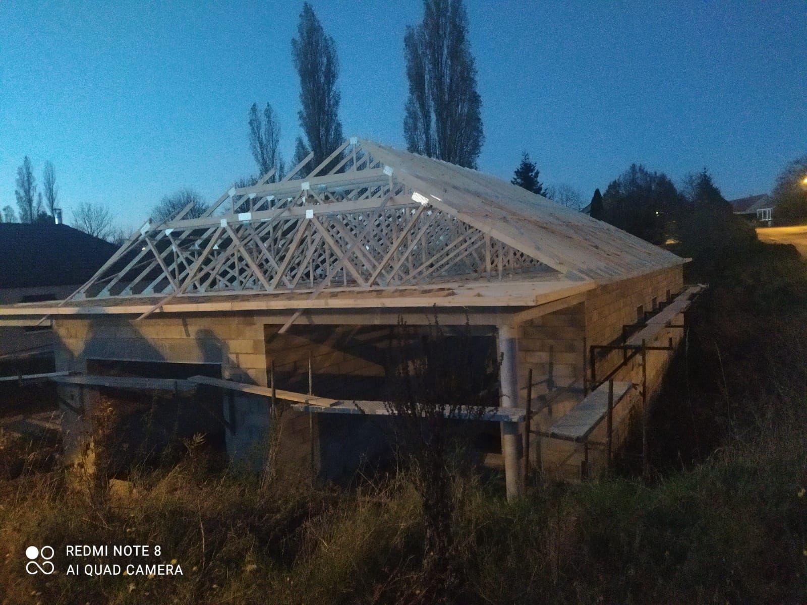 Grande charpente nue sur une maison