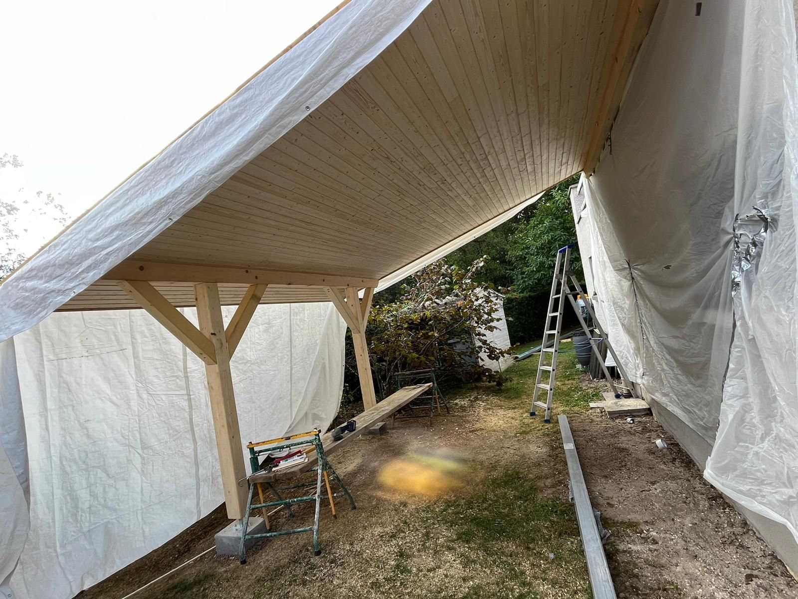 Appentis couvert avec des bâches