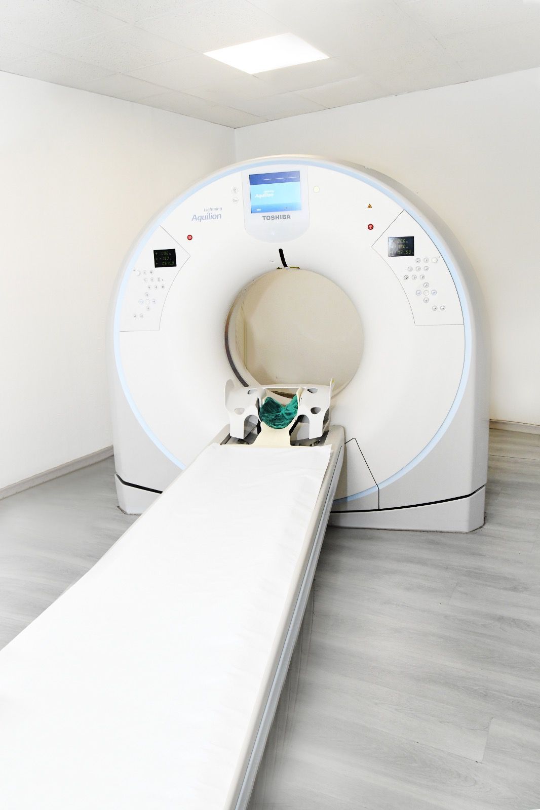 Una máquina de tomografía computarizada está en una habitación de un hospital.