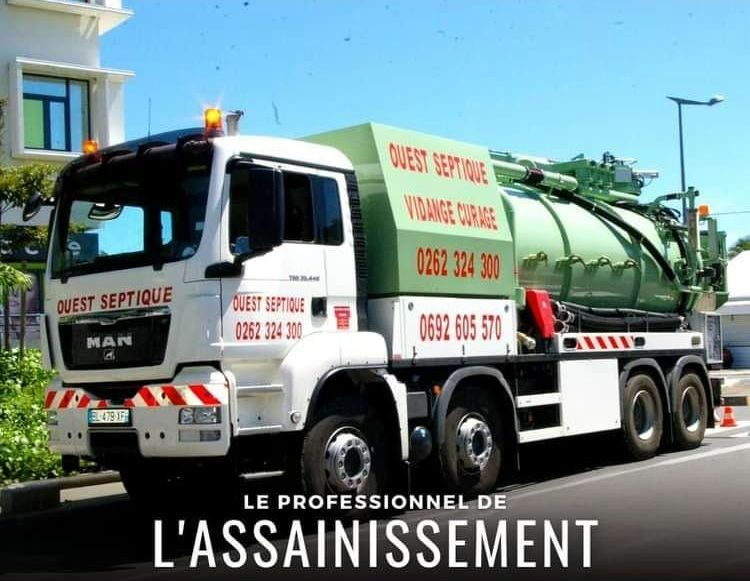 Camion de l'entreprise Ouest Septique Vidange avec la mention 