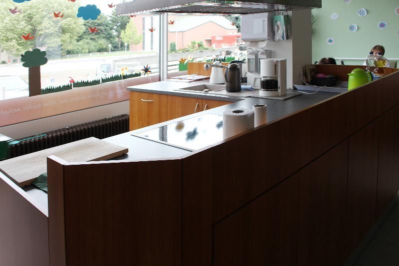 Küchentheke in einem mit kindlichem Dekor dekorierten Raum. Im Hintergrund ist ein Fenster zu sehen.