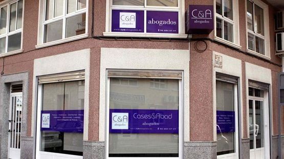 Un edificio con un cartel morado que dice c & a
