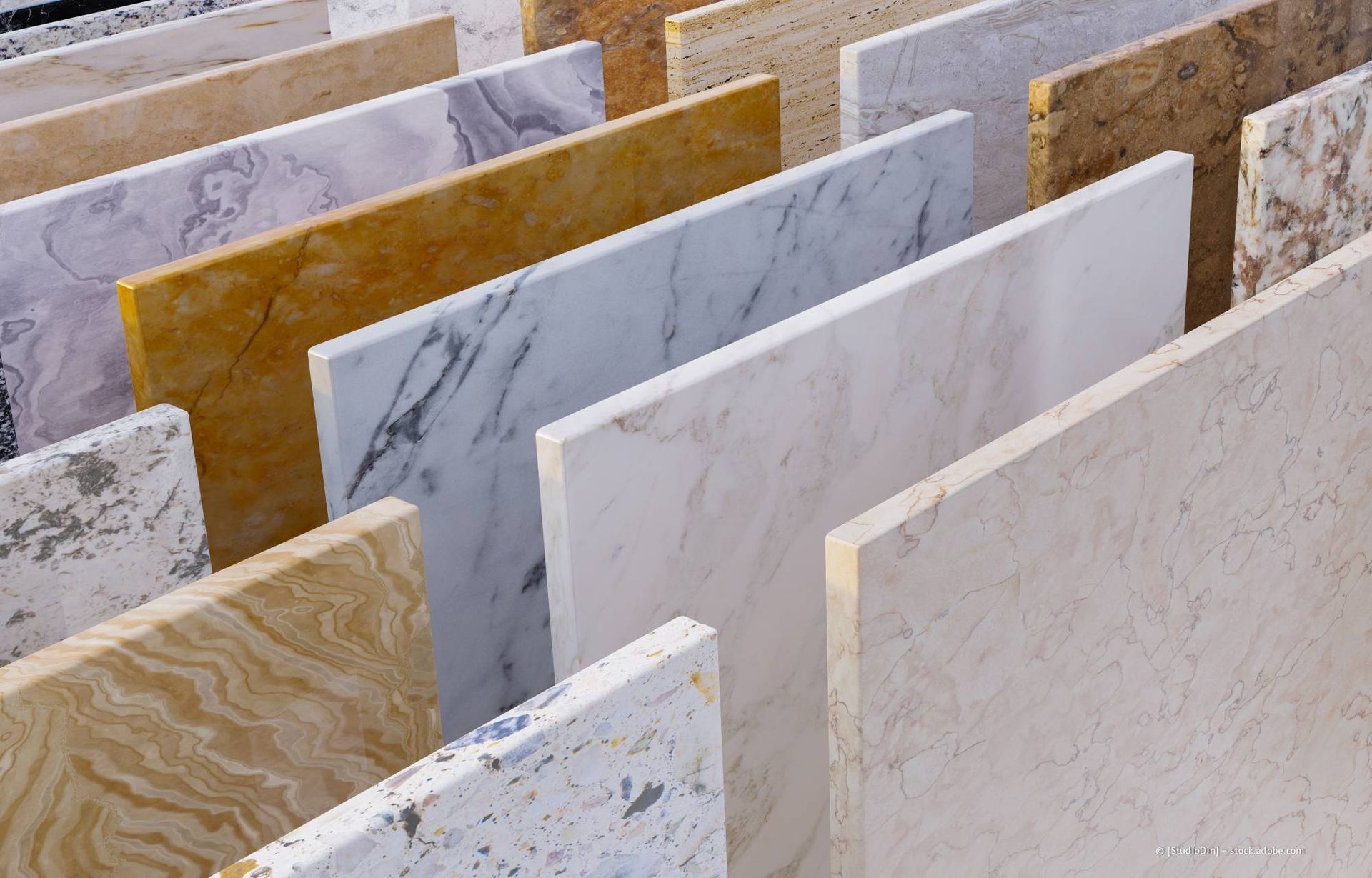 Eine Vielzahl von Steinplatten, in einer Reihe angeordnet, mit unterschiedlichen Farben und Texturen.