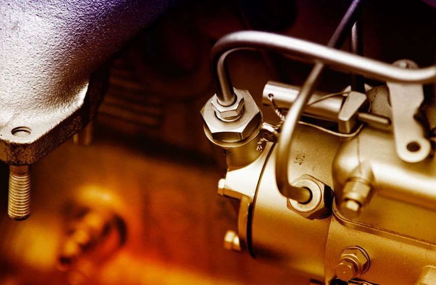 Un primer plano de una bomba de combustible en el motor de un automóvil.
