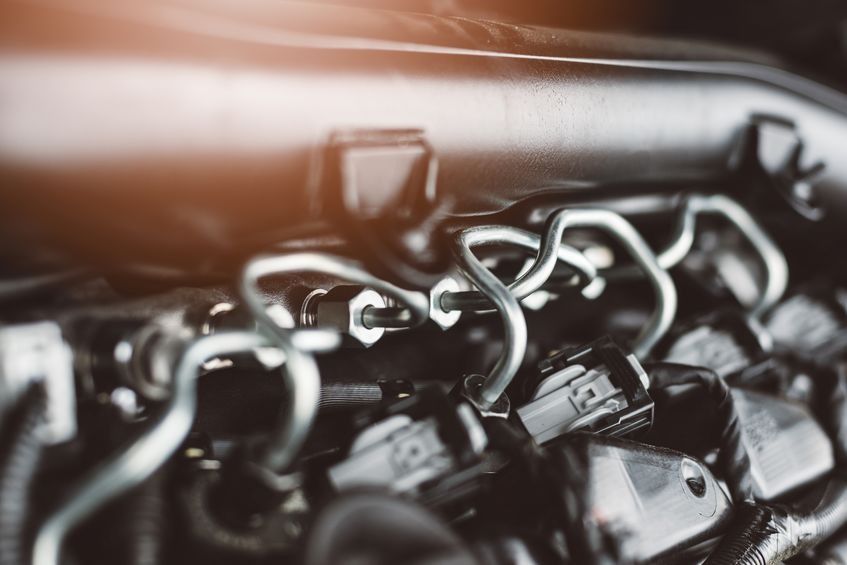 Un primer plano del interior de un motor de automóvil.