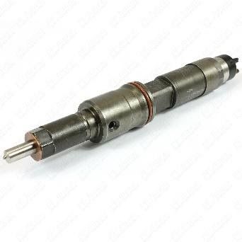 Un primer plano de un inyector de combustible sobre un fondo blanco.
