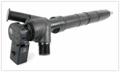 Un primer plano de un inyector de combustible sobre un fondo blanco.
