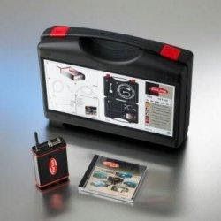 Un estuche negro con un control remoto y un CD dentro.