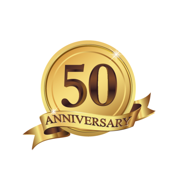 Una insignia dorada del 50 aniversario con una cinta
