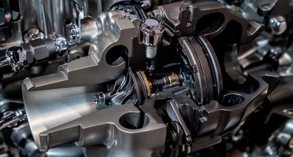 Un primer plano de un turbocompresor en un motor de automóvil.