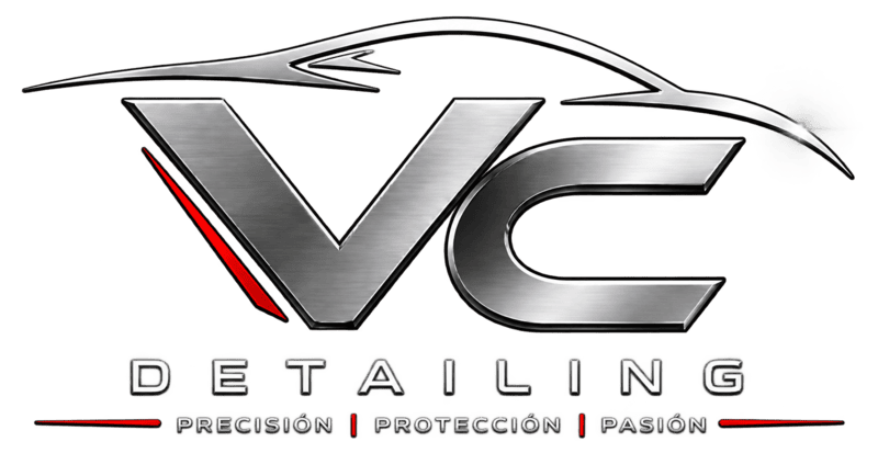 Logotipo de VC Detailing con letras plateadas estilizadas, detalles en rojo y el eslogan &laquo;Precisi&oacute;n | Protecci&oacute;n | Pasi&oacute;n&raquo;