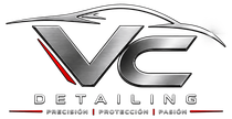 Logotipo de VC Detailing con letras plateadas estilizadas, detalles en rojo y el eslogan «Precisión | Protección | Pasión»