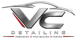 Logotipo de VC Detailing con letras plateadas estilizadas, detalles en rojo y el eslogan «Precisión | Protección | Pasión»