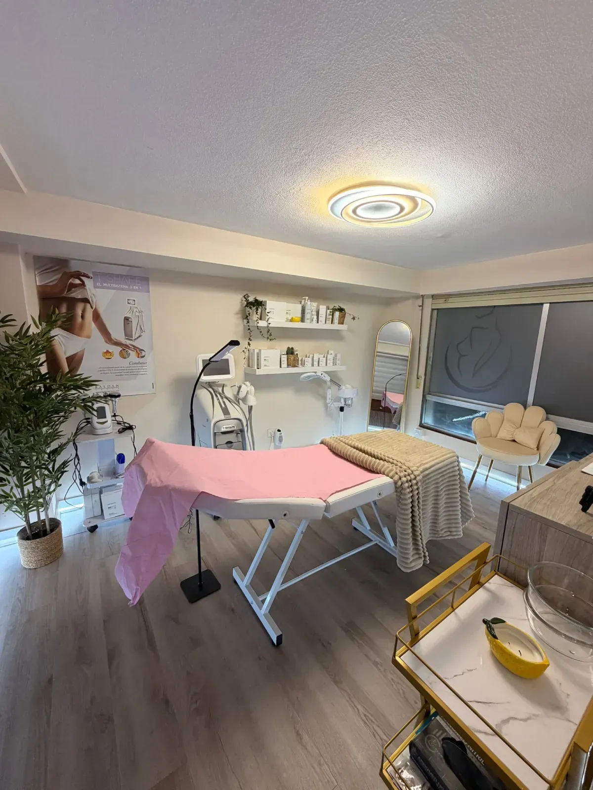 Un moderno mostrador de recepción blanco con un letrero circular con el logotipo