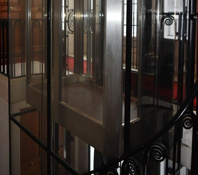 Ascenseur vitré vue de près