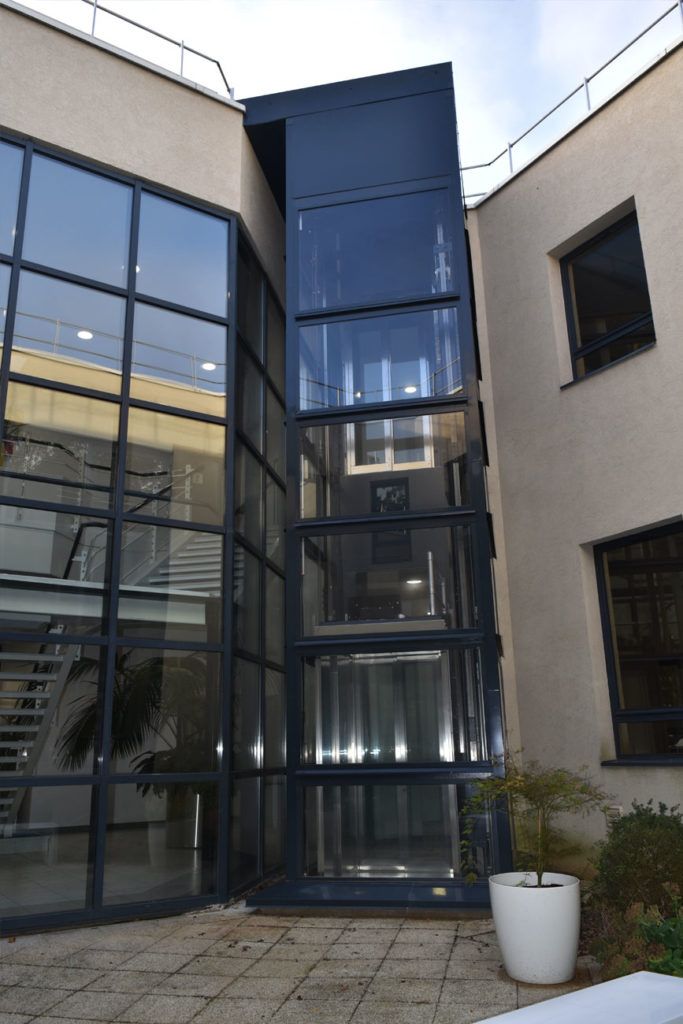 Entrée de bâtiment vitrée