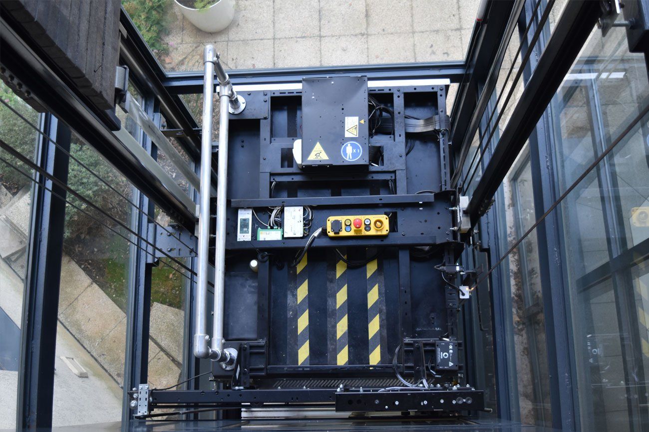 Haut d'une cage d'ascenseur