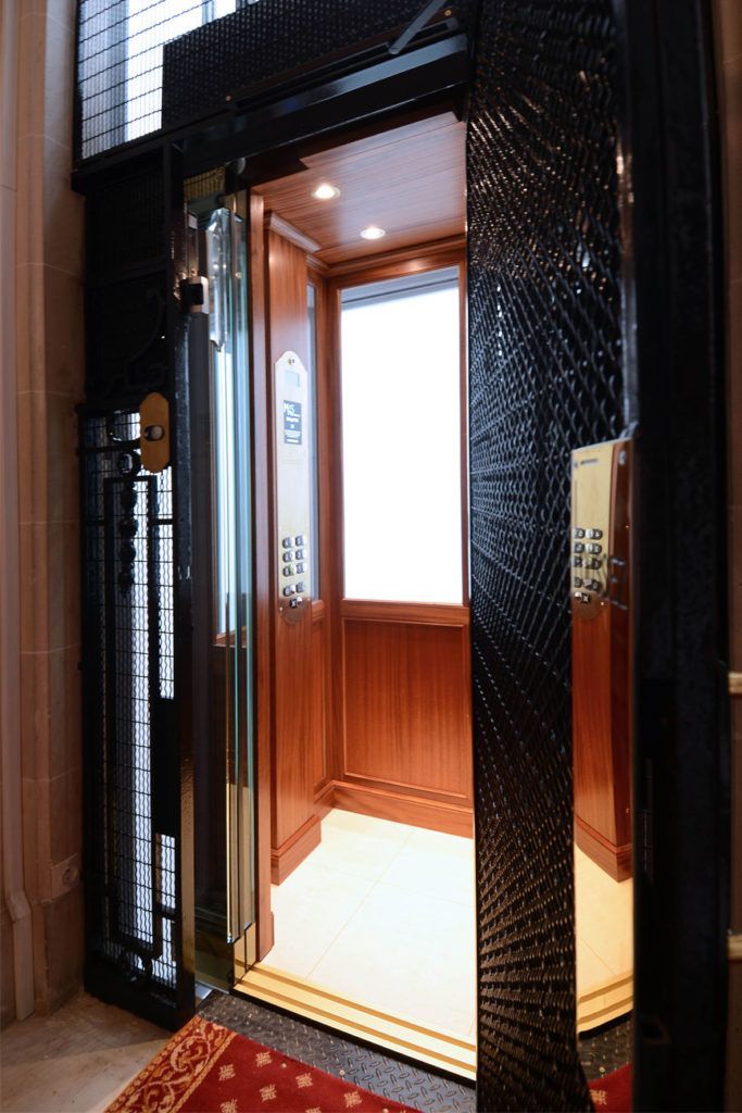 Ascenseur qui est ouvert