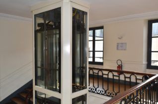 Ascenseur blanc fermé