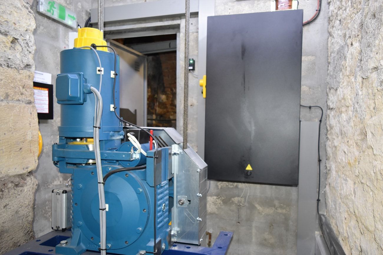 Moteur bleu d'un ascenseur