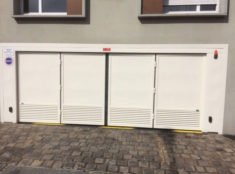 Porte de garage automatique blanche